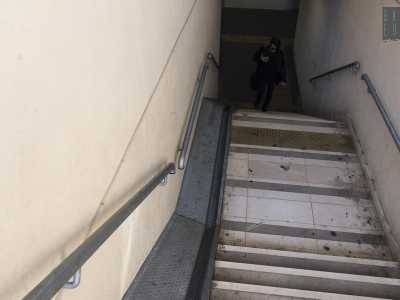 Una residente, Aurora, ci spinge a dare un�occhiata alle condizioni igieniche sia dell�ascensore che delle scale che portano al sottopasso. L�odore non � dei migliori e polvere e sporcizia ricoprono interamente il pavimento
